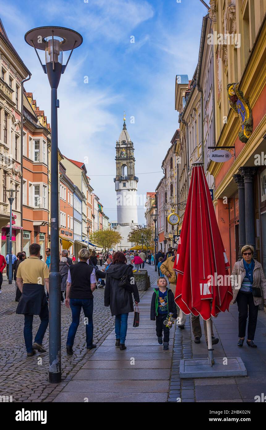 Bautzen, Deutschland - 20th. April 2014: Der Reichenturm und viele Touristen und Bürger, die entlang der Reichenstraße spazieren. Stockfoto