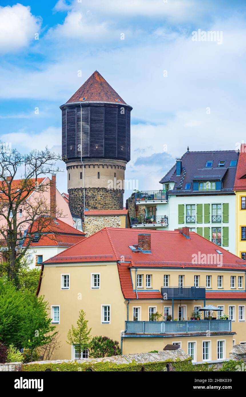 Der historische Wasserturm aus dem Jahr 1877 ist einer der zahlreichen Türme und Türme der sächsischen Stadt Bautzen. Stockfoto