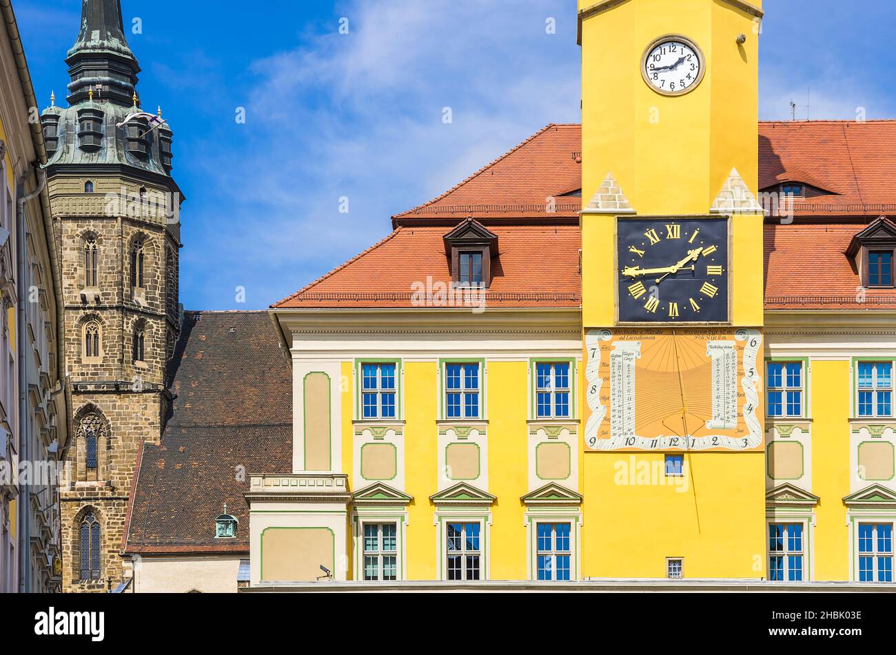 Bautzen, Oberlausitz, Sachsen, Deutschland: Petersdom und Rathaus am Hauptmarkt. Stockfoto