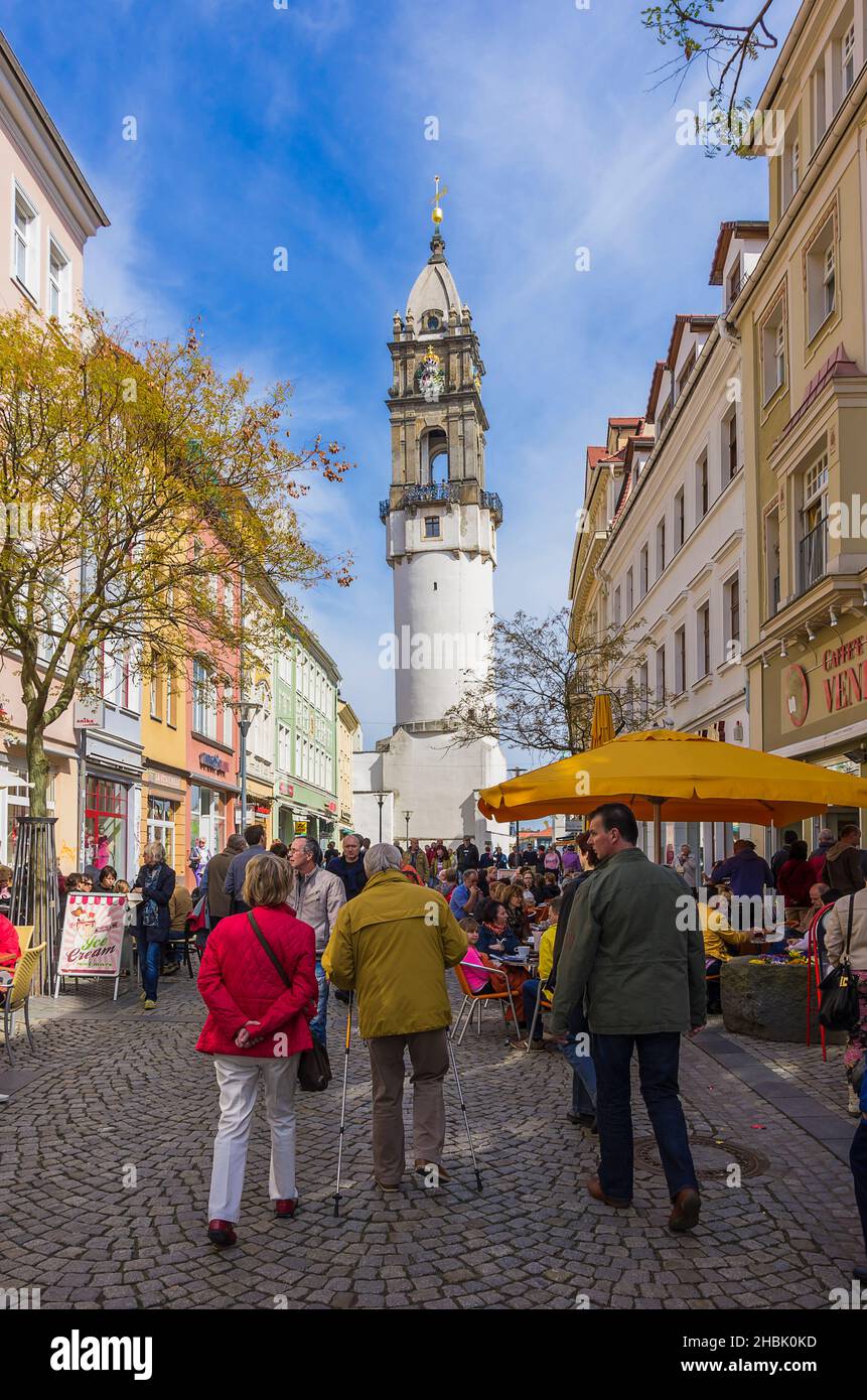 Bautzen, Deutschland - 20th. April 2014: Der Reichenturm und viele Touristen und Bürger, die entlang der Reichenstraße spazieren. Stockfoto