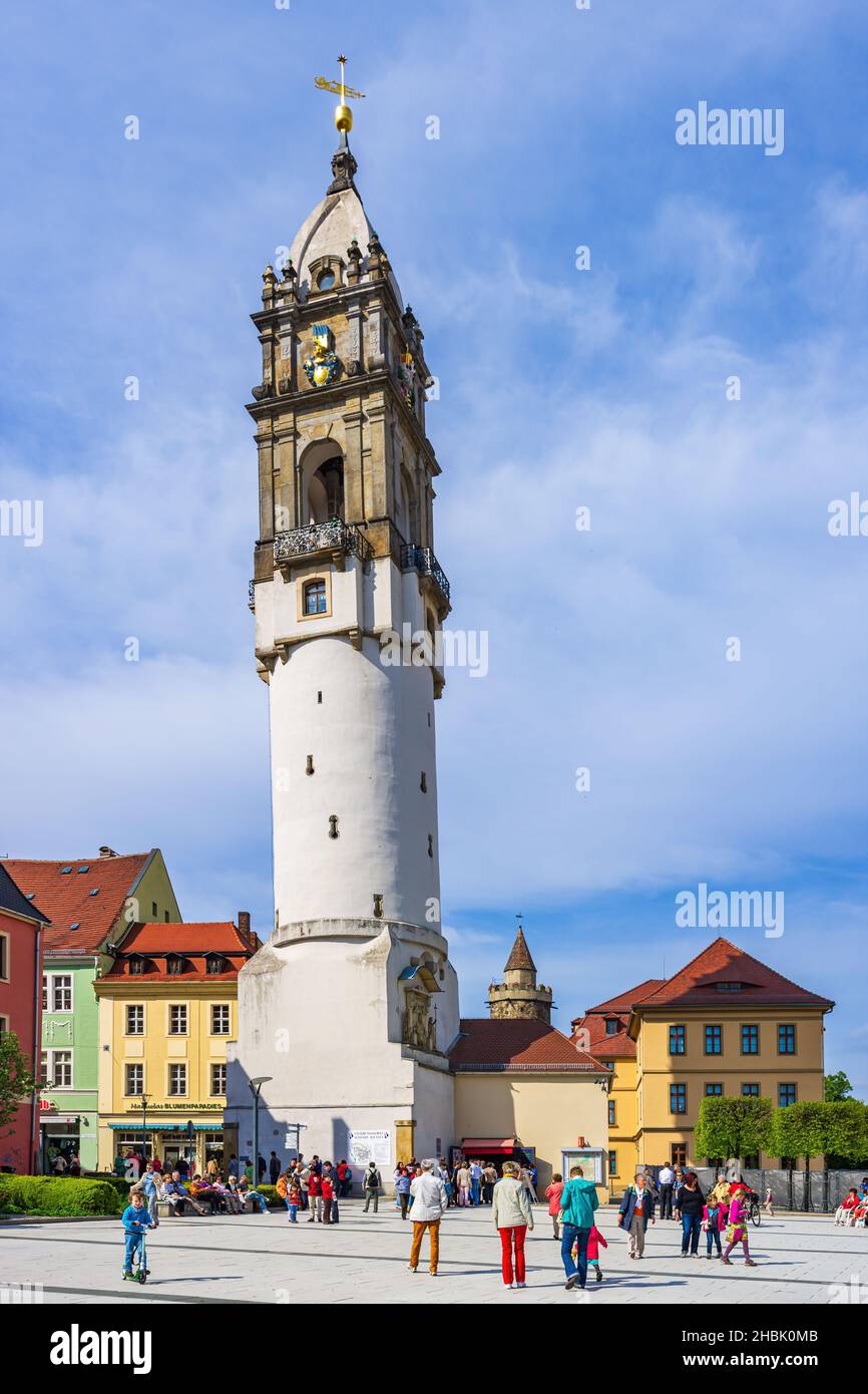 Bautzen, Oberlausitz, Sachsen, Deutschland: Kornmarkt und Reichenturm, auch Schiefer Turm von Bautzen genannt. Stockfoto