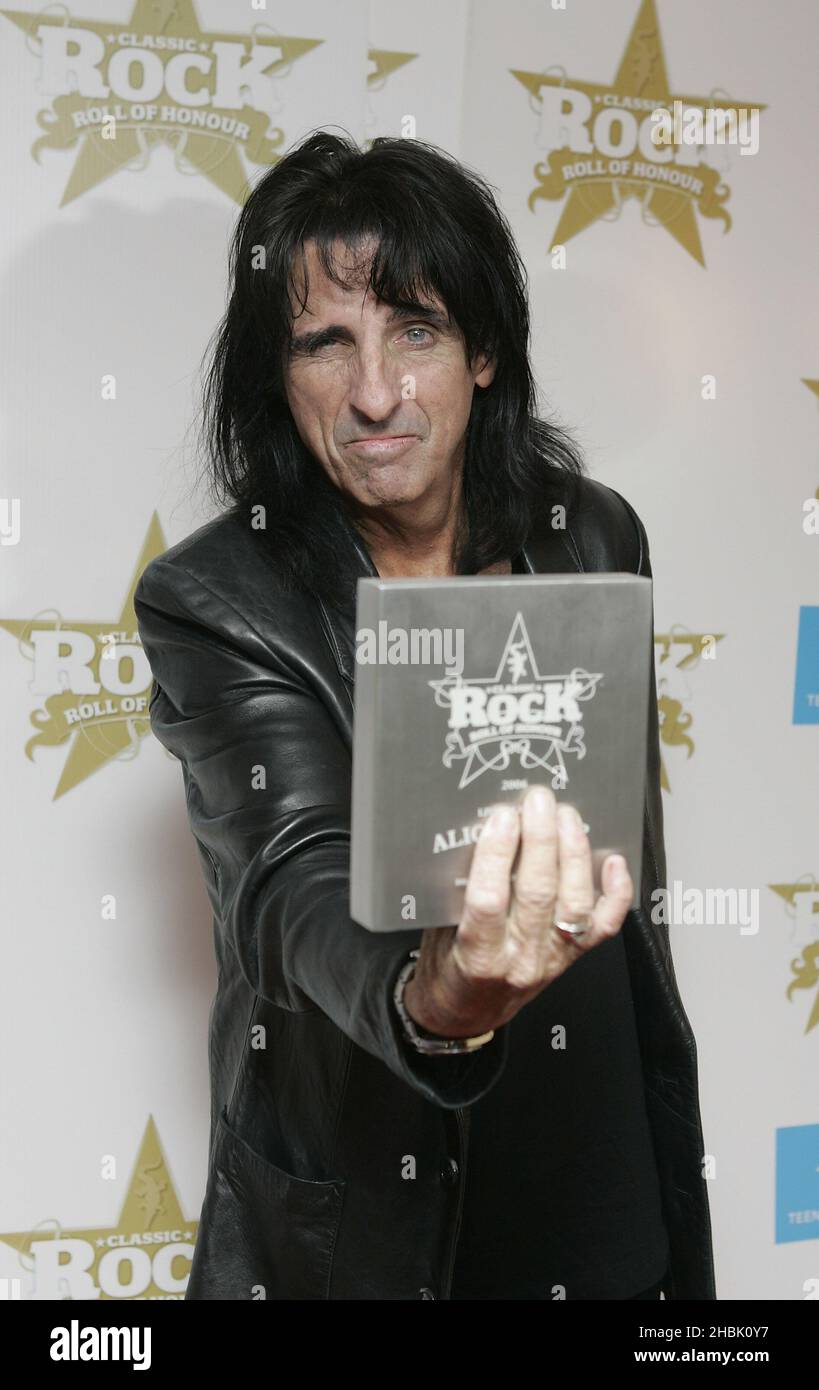 Alice Cooper posiert mit dem Living Legend Award bei der Classic Rock Roll of Honor im Langham Hotel am 6 2006. November in London. Stockfoto