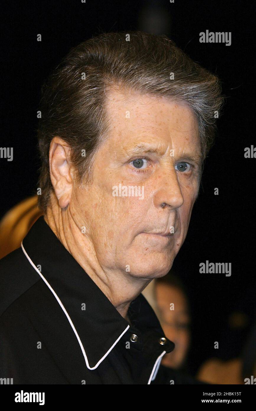 Brian Wilson kommt zur UK Music Hall of Fame 2006, im Alexandra Palace im Norden Londons, am 14. November 2006. Eine internationale Reihe von Musiklegenden und Prominenten versammelten sich zur Einführungszeremonie der UK Music Hall of Fame 2006, die von Dermot O'Leary veranstaltet wurde. Stockfoto