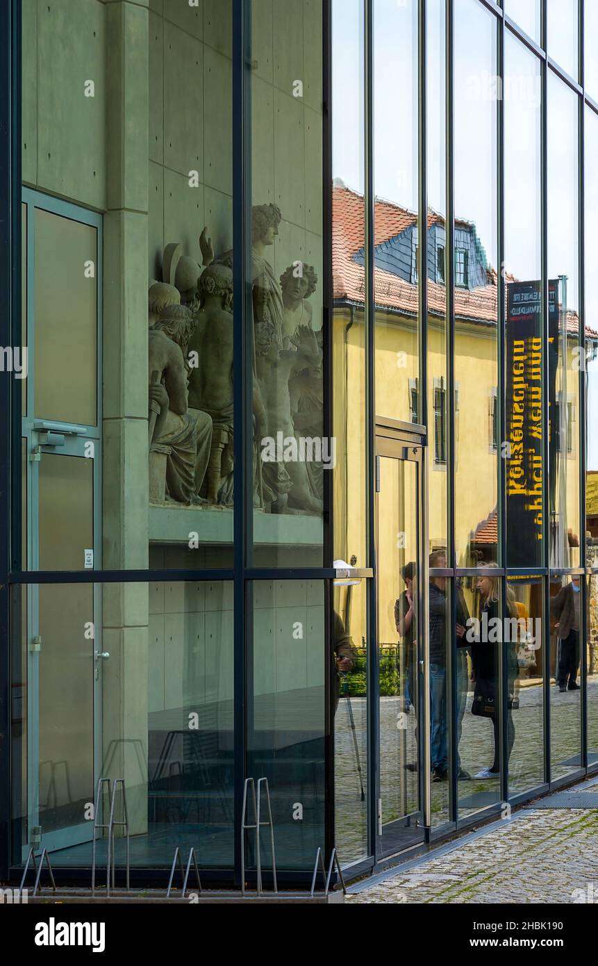 Der so genannte Rietschel-Giebel zeigt die Allegorie der Tragödie hinter einer Glasfassade im Burgtheater Bautzen, Sachsen. Stockfoto