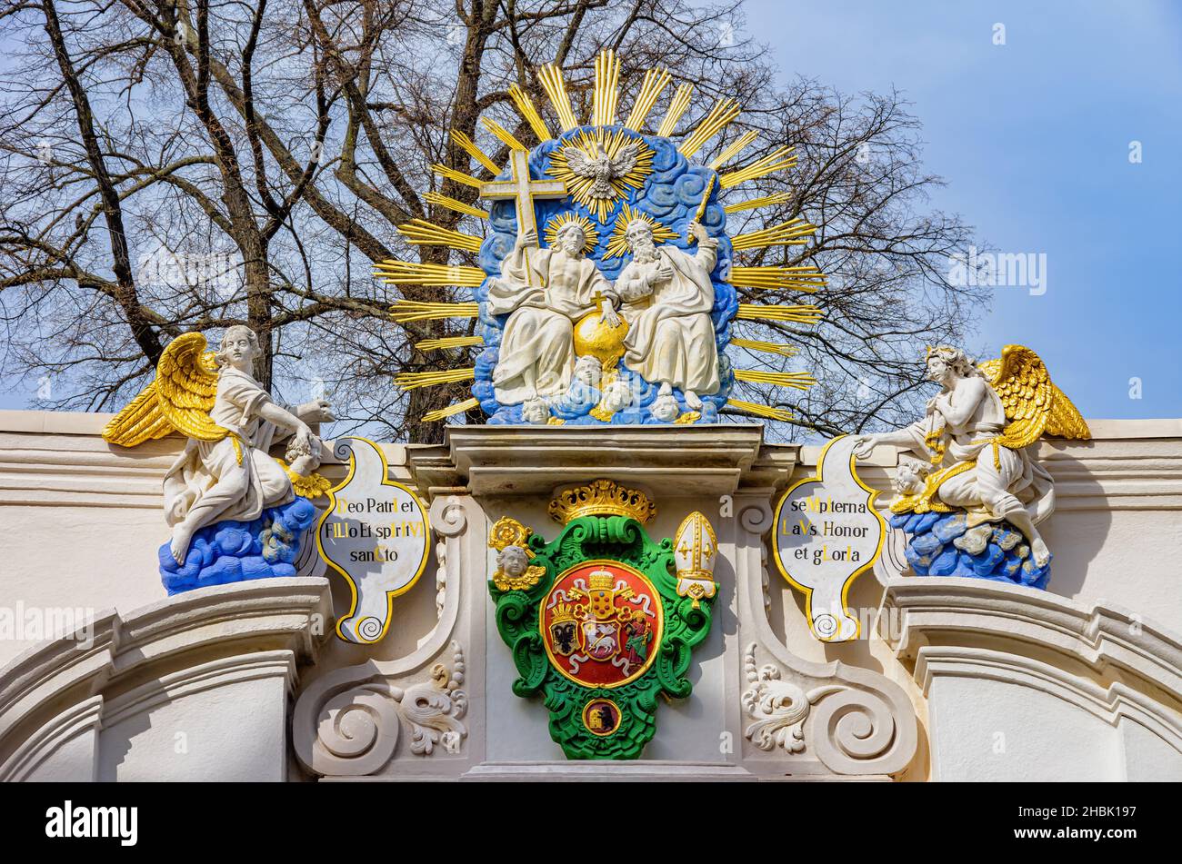 Bautzen, Oberlausitz, Sachsen, Deutschland: Portalgiebel mit einer Darstellung des Gnadenstuhls über dem Eingangsportal zur Domstiftung. Stockfoto