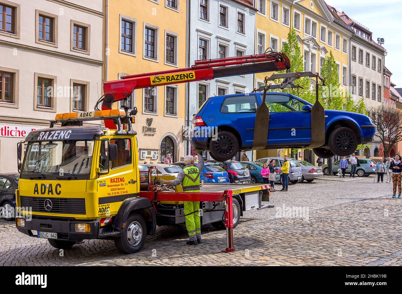 Bautzen, Oberlausitz, Sachsen, Deutschland - 20. April 2014: Ein falsch geparktes Auto auf dem Fleischmarkt wird auf ein Zugfahrzeug verladen. Stockfoto