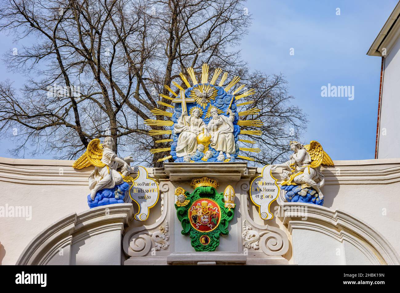 Bautzen, Oberlausitz, Sachsen, Deutschland: Portalgiebel mit einer Darstellung des Gnadenstuhls über dem Eingangsportal zur Domstiftung. Stockfoto