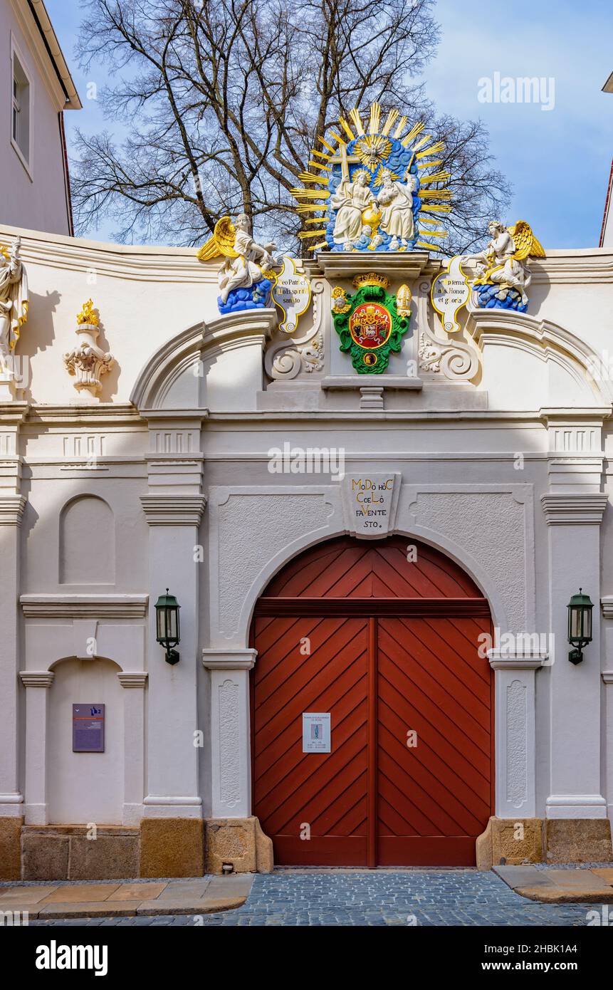 Bautzen, Oberlausitz, Sachsen, Deutschland: Eingangsportal zur Domstiftung mit Petersdom-Schatzkammer. Stockfoto