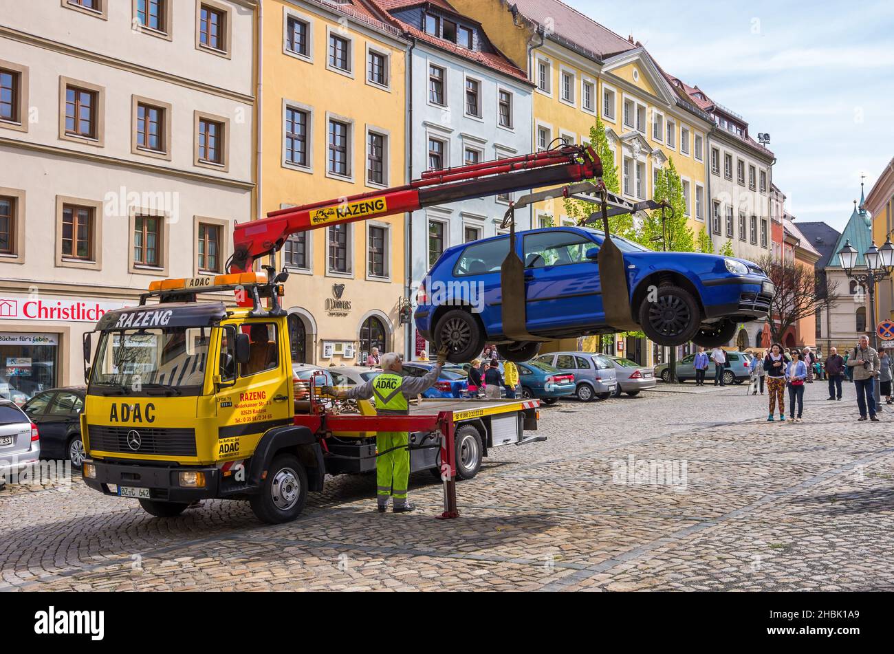 Bautzen, Oberlausitz, Sachsen, Deutschland - 20. April 2014: Ein falsch geparktes Auto auf dem Fleischmarkt wird auf ein Zugfahrzeug verladen. Stockfoto