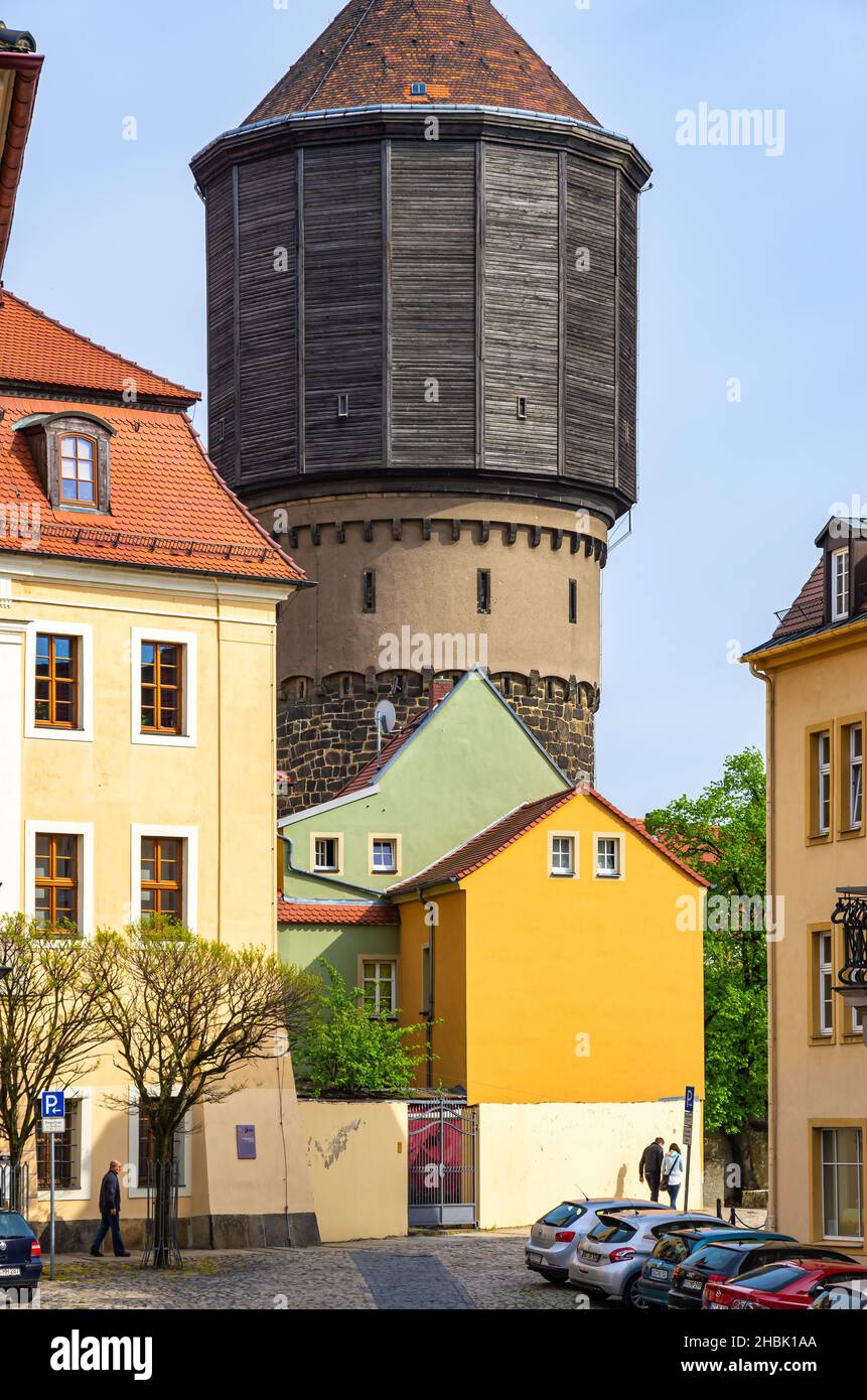 Der historische Wasserturm aus dem Jahr 1877 ist einer der vielen Türme und Türme der Stadt Bautzen, Oberlausitz, Sachsen, Deutschland. Stockfoto