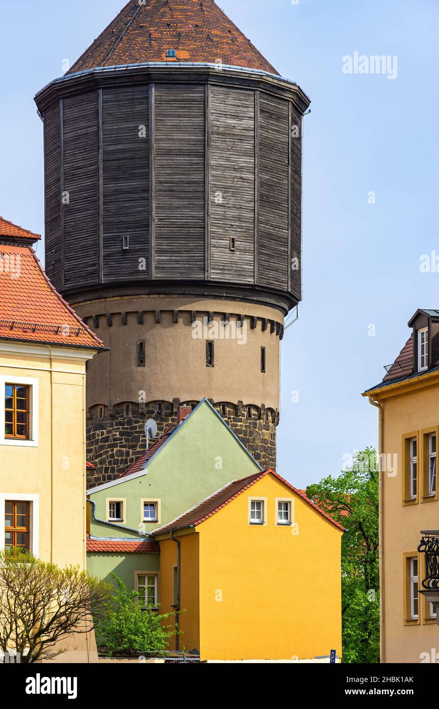 Der historische Wasserturm aus dem Jahr 1877 ist einer der vielen Türme und Türme der Stadt Bautzen, Oberlausitz, Sachsen, Deutschland. Stockfoto