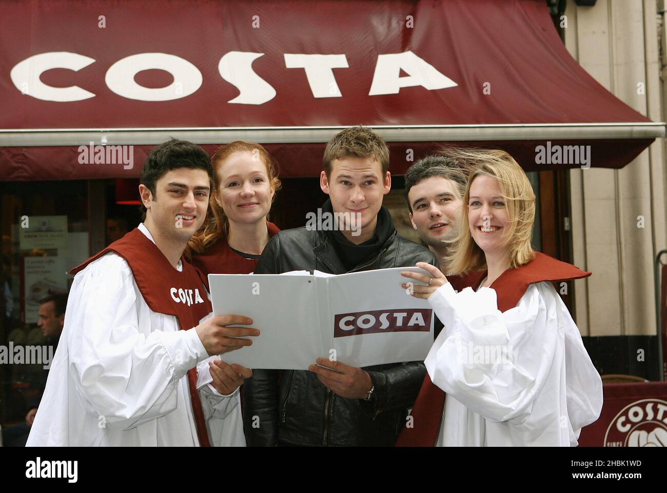 Lee Ryan tritt seinen neuen „Bandkollegen“ bei, um an der Costa, Argyll Street, London, das Lied zu singen. Stockfoto