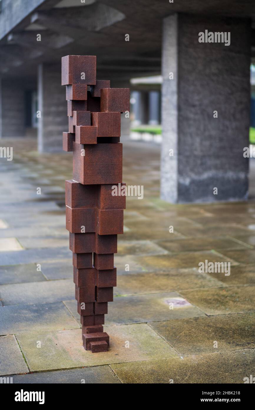 Antony Gormley Skulptur Daze IV an der Sidgwick Site, University of Cambridge. Früher auf Lundy Island gelegen, wurde es 2016 nach Cambridge verlegt. Stockfoto