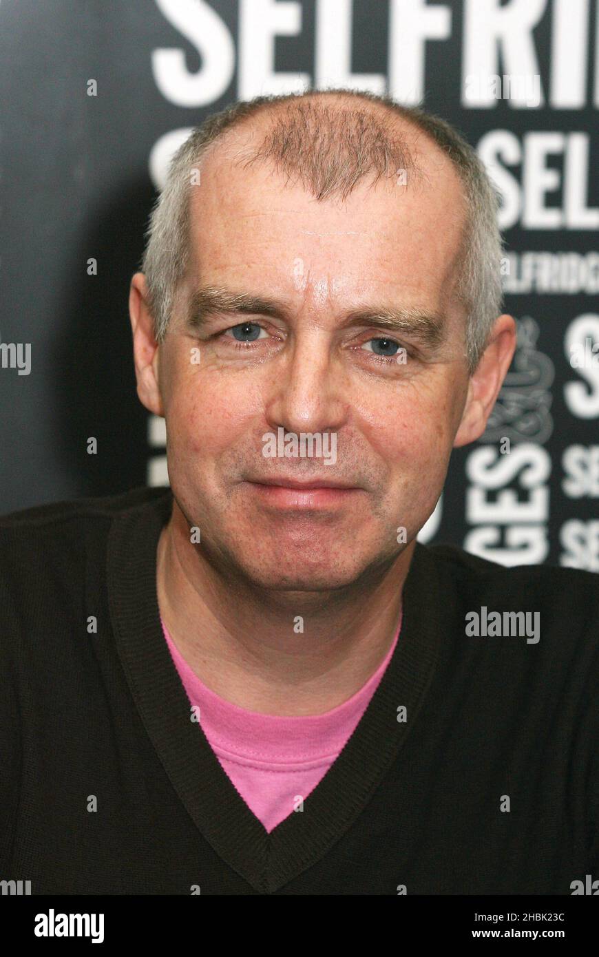 Neil Tennant von den Pet Shop Boys nimmt an einer Erstunterzeichnung Teil, um den Pet Shop Boys Catalog zu veröffentlichen, der am 14. Dezember 2006 das 20-jährige Jubiläum ihres ersten Albums im Jahr 1986 in Selfridges in London feiert. Unterhaltung Stockfoto