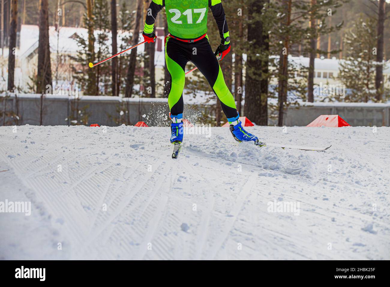 Athlet Skifahrer laufen Langlauf-Wettbewerb Stockfoto