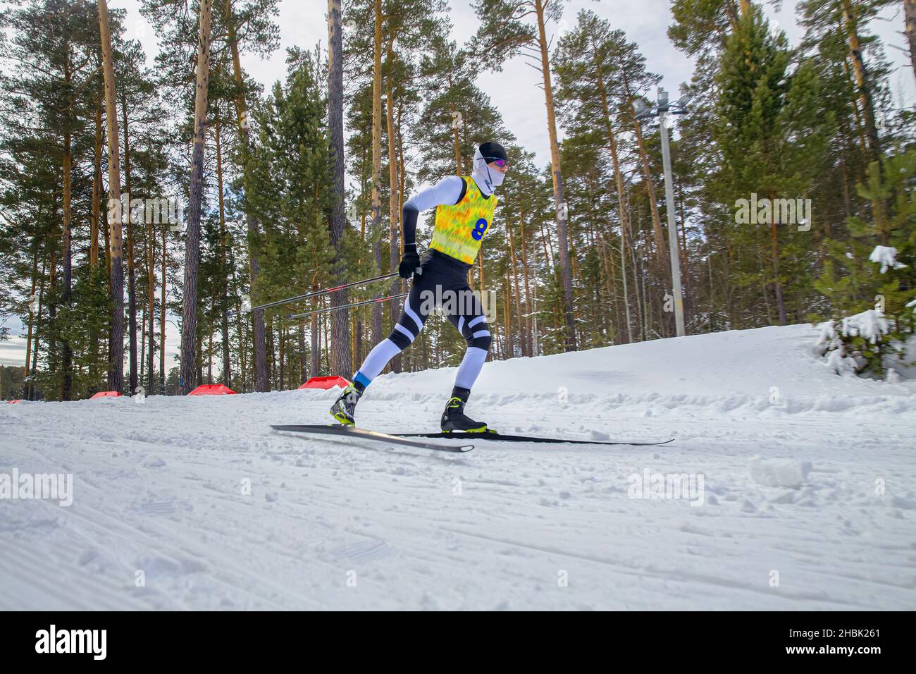 Athlet Skifahrer mit Ski-Schlauchschal auf seinem Gesicht laufen Skifahren Stockfoto