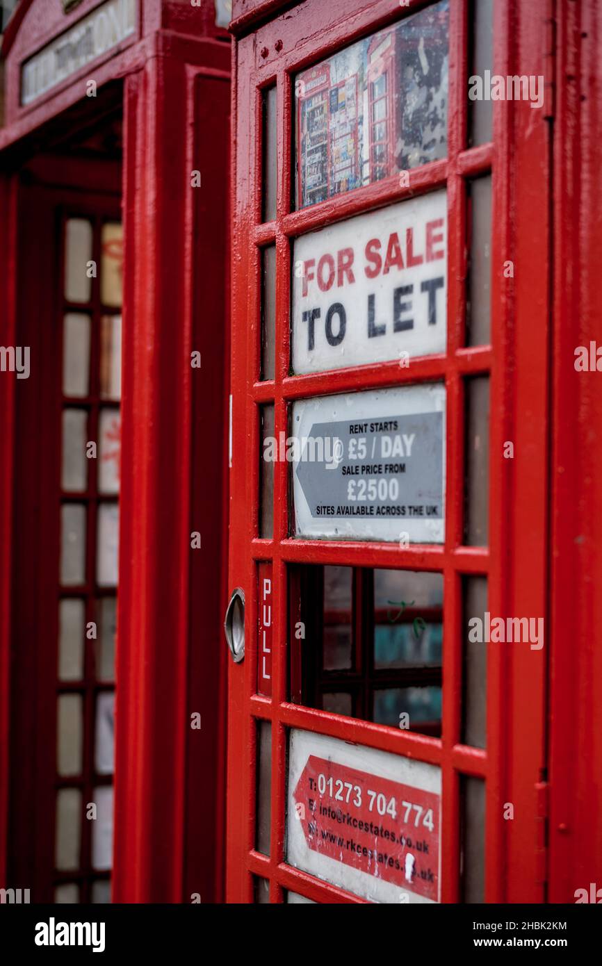 Telefonbox zum Verkauf oder zum Lassen. Traditionelle rote britische Telefondose zum Verkauf oder zum Lassen als kleines Unternehmen in Cambridge UK. Stockfoto