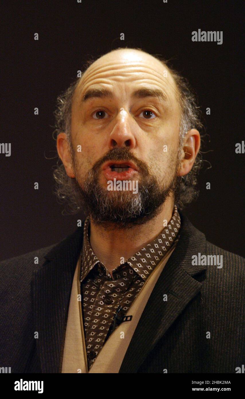 Michael Edwards und Carole Winter mit Paul Coxwell präsentieren Richard Schiff in der britischen Premiere von „Underneath the Lintel“ von Glen Berger am 9. Februar 2007 im Duchess Theatre in London. Unterhaltung *** Lokale Bildunterschrift *** Stockfoto