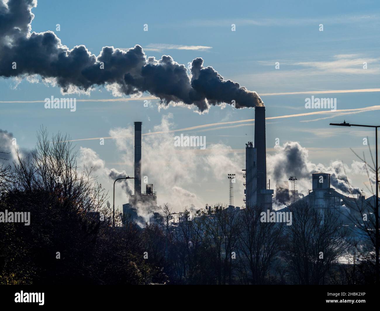 Emissionen der Fabrik in der Luftverschmutzung - Schornsteine der Zuckerrübenfabrik - hinterleuchteter Rauch und Dampf stammen aus der britischen Zuckerfabrik Bury St Edmunds Suffolk UK Stockfoto
