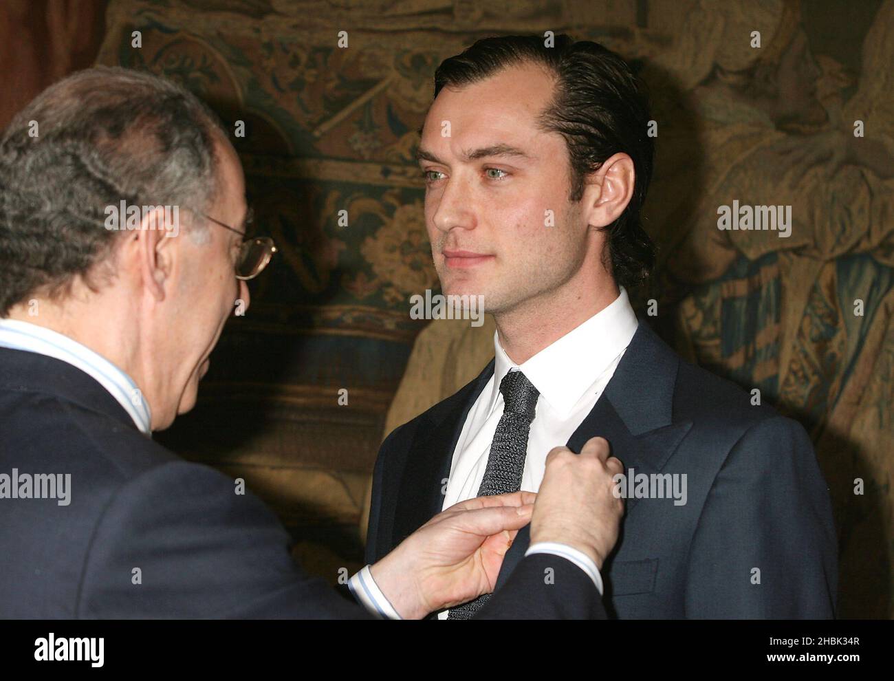 Jude Law wird von Gerard Errera (links), dem französischen Botschafter in Großbritannien, mit dem Chevalier des Arts et des Lettres in Anerkennung seines Beitrags zum Kino am 1. März 2007 in der Residence de France in London geehrt. Stockfoto