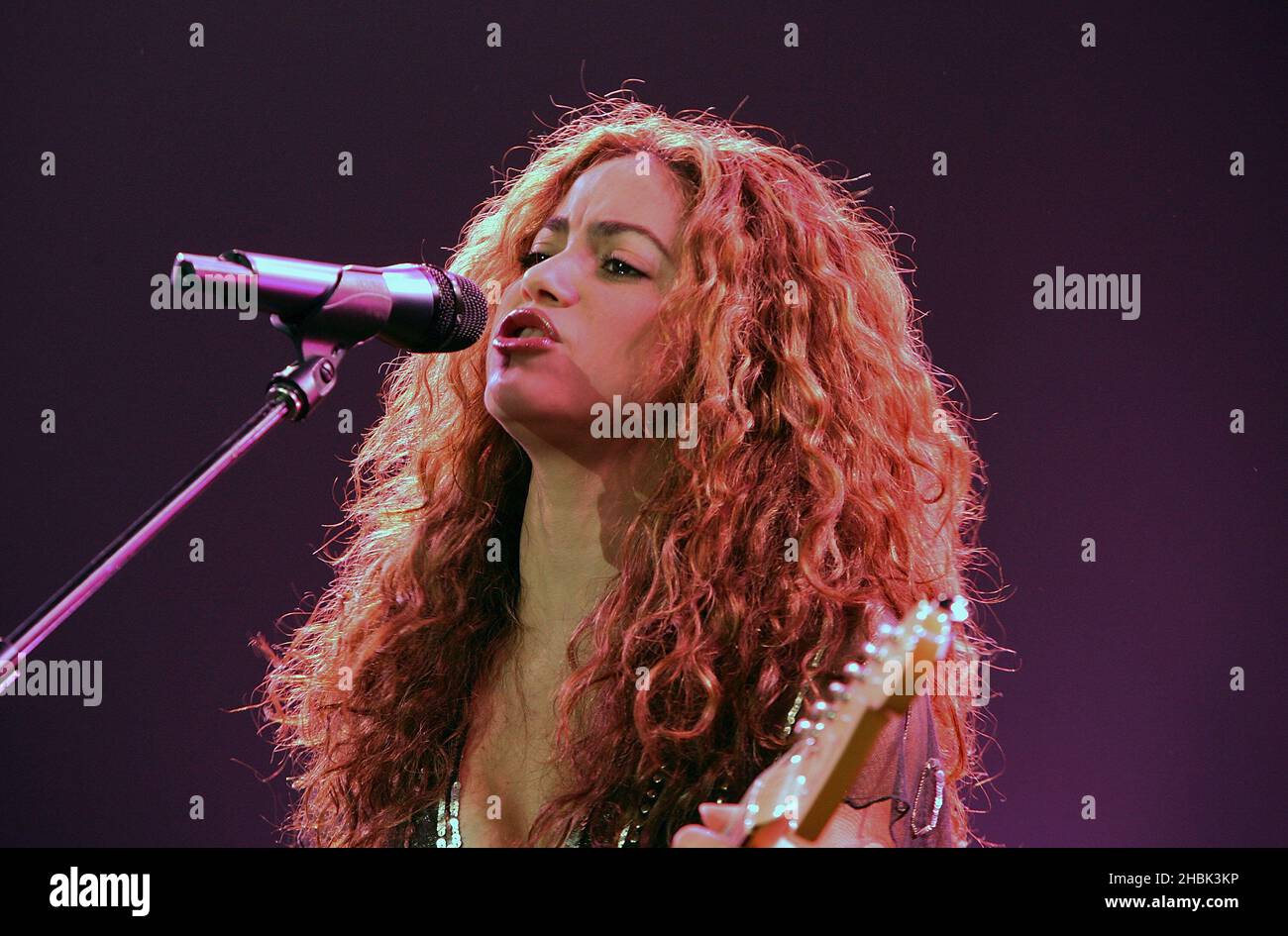 NUR BRITISCHE NATIONALE ZEITUNGEN UND SONNTAGSZEITUNGEN. Shakira tritt am 18. März 2007 in der Wembley Arena in London auf. Stockfoto