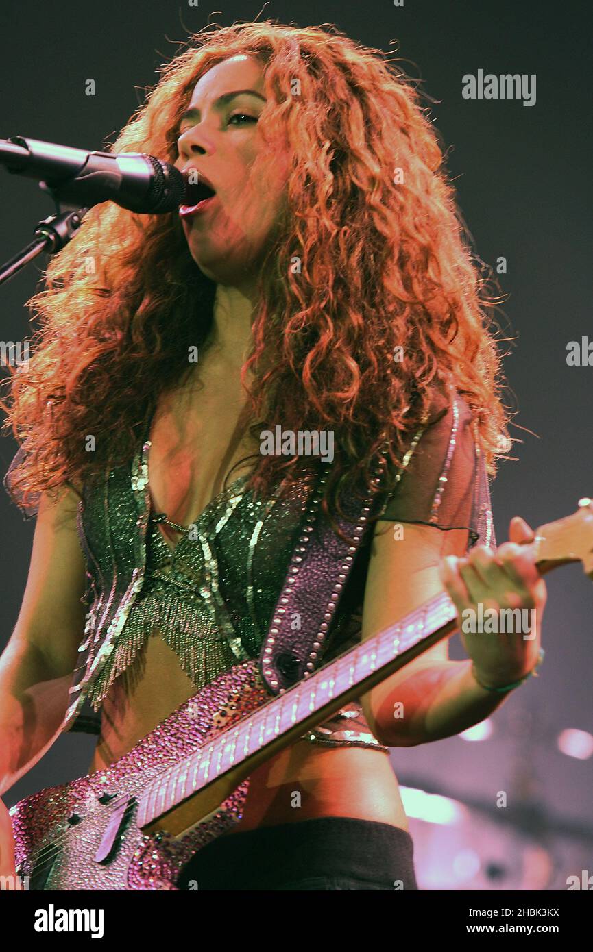 NUR BRITISCHE NATIONALE ZEITUNGEN UND SONNTAGSZEITUNGEN. Shakira tritt am 18. März 2007 in der Wembley Arena in London auf. Stockfoto