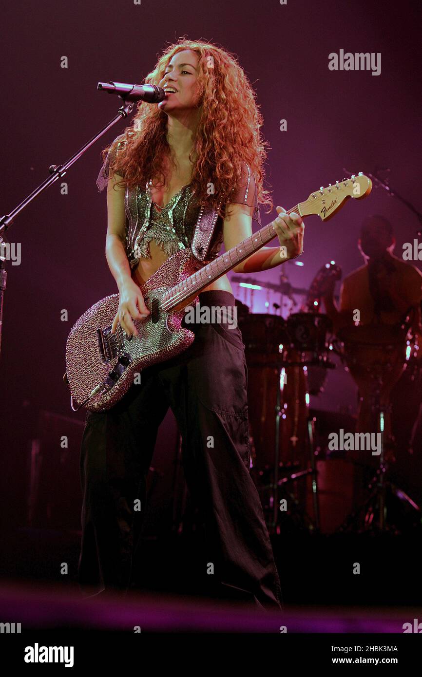 NUR BRITISCHE NATIONALE ZEITUNGEN UND SONNTAGSZEITUNGEN. Shakira tritt am 18. März 2007 in der Wembley Arena in London auf. Stockfoto