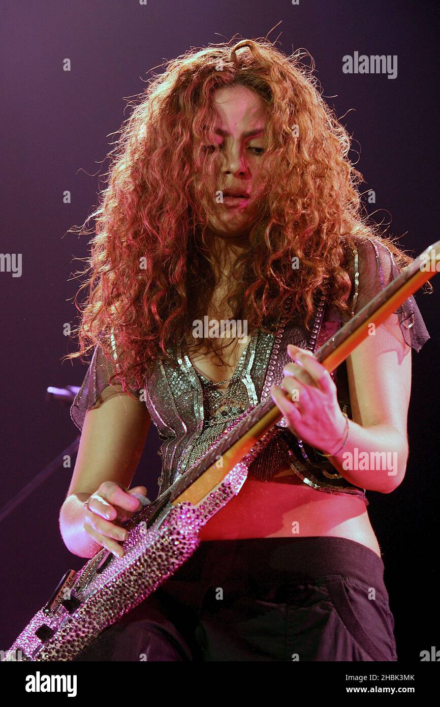 NUR BRITISCHE NATIONALE ZEITUNGEN UND SONNTAGSZEITUNGEN. Shakira tritt am 18. März 2007 in der Wembley Arena in London auf. Stockfoto