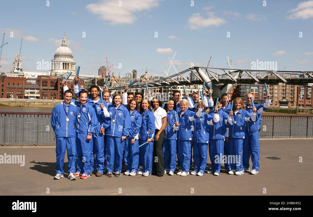 Kelly Holmes nimmt mit einem internationalen Team von 20 Athleten Teil, die für den Blue Planet Run 2007 ausgewählt wurden, eine erste Staffel auf der Tate Modern in London am 18th. April 2007. Stockfoto