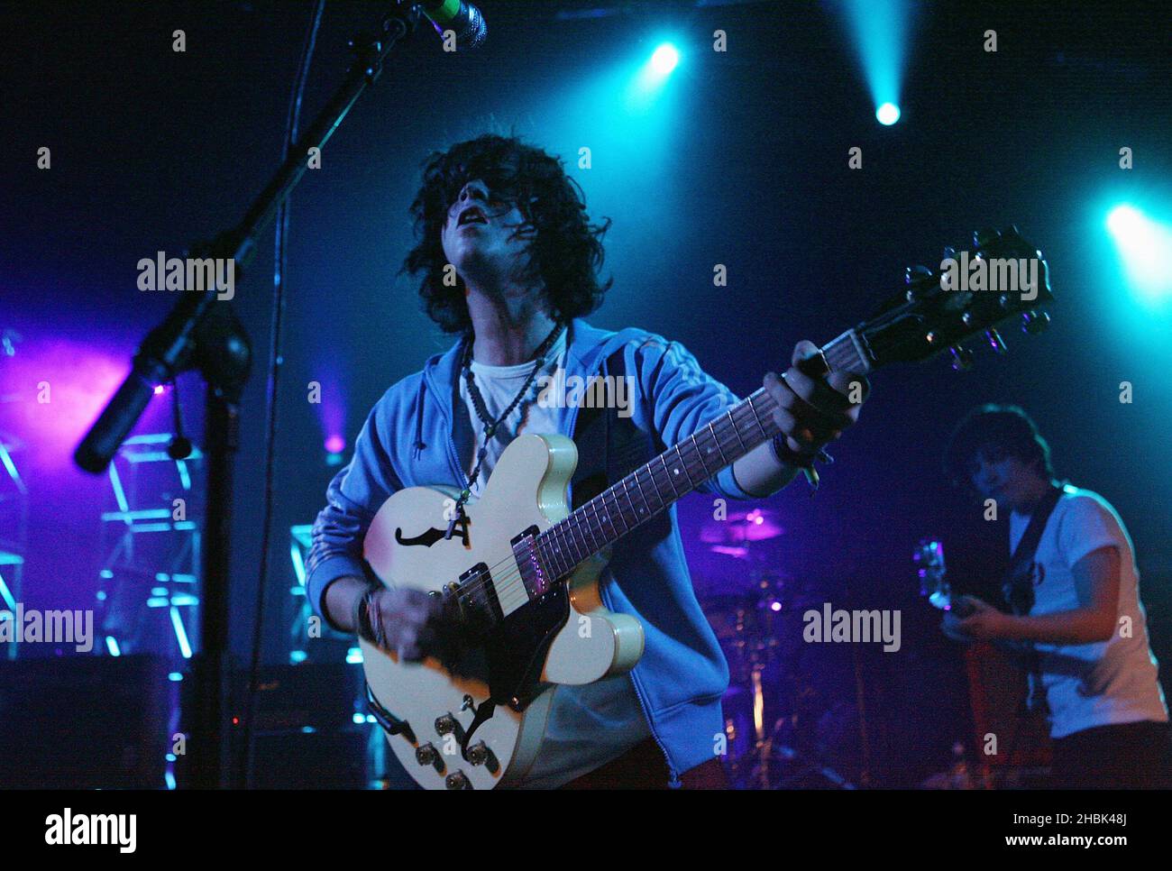 Kyle Falconer von The View tritt am 23. April 2007 im Shepherd's Bush Empire in London auf. Stockfoto