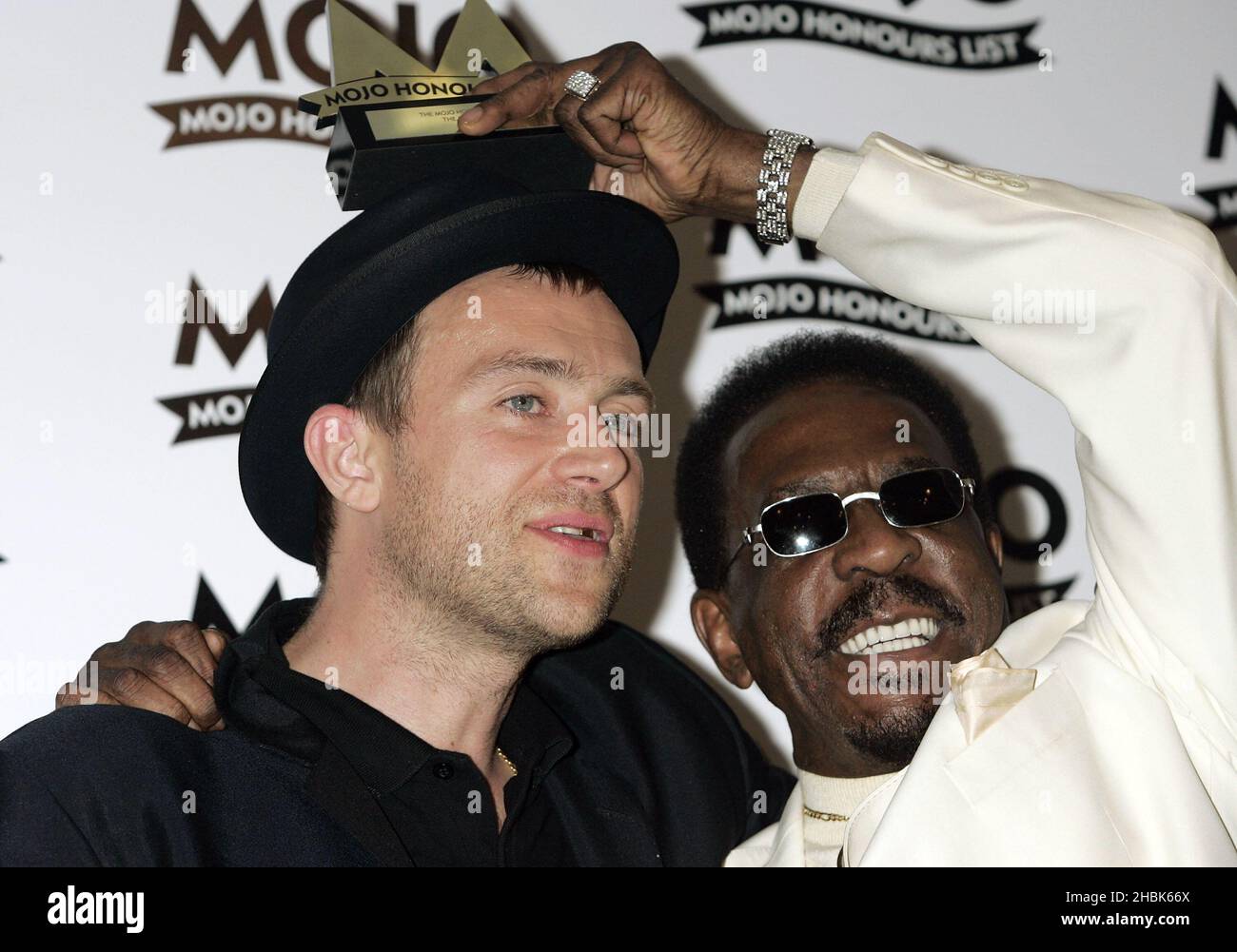 IKE Turner erhält den Mojo Legend Award, der von Damon Albarn bei der Preisverleihung der Mojo Honors List in der Brauerei im Osten Londons verliehen wurde. Stockfoto