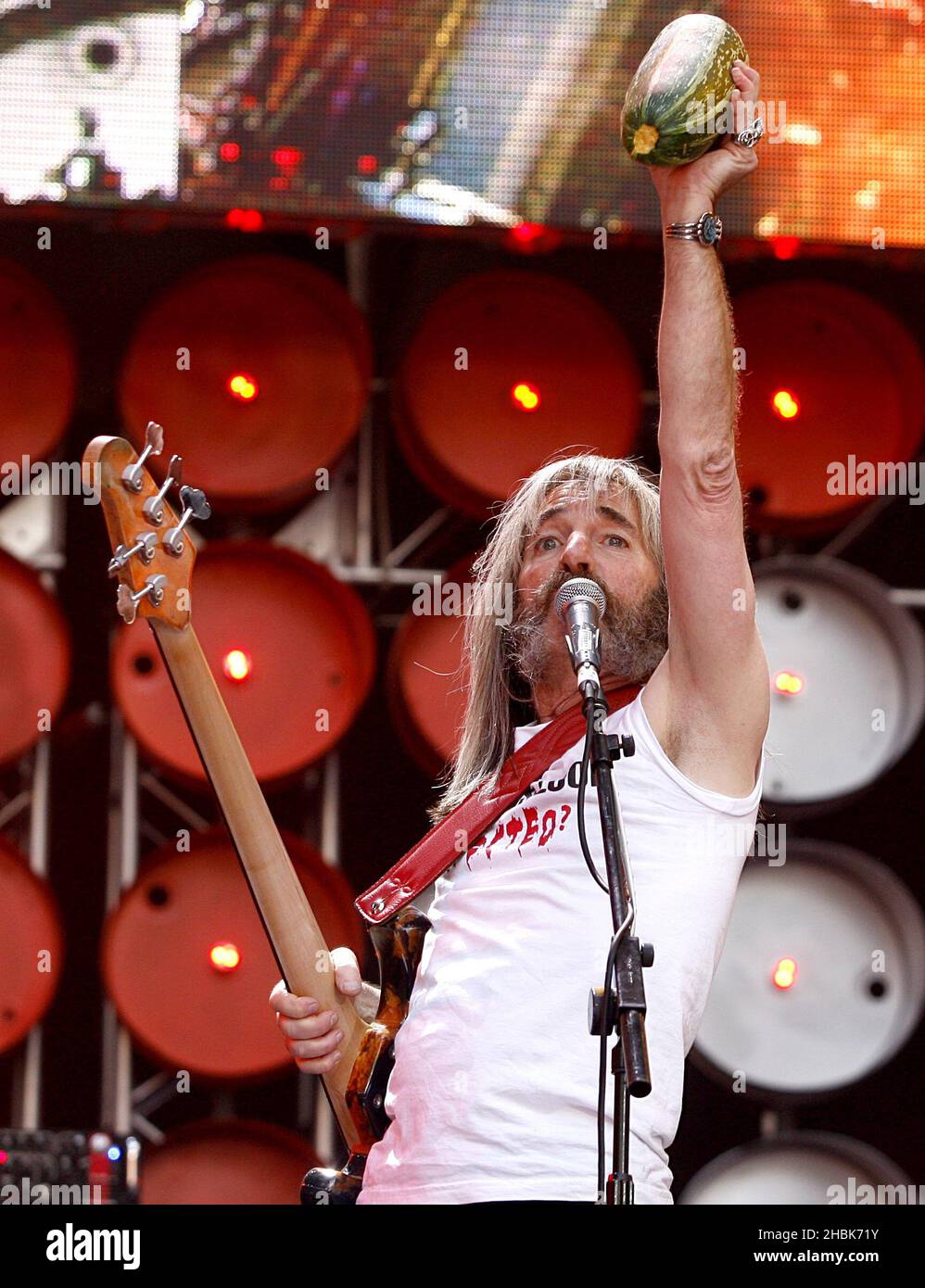 Harry Shearer, Mitglied der fiktiven Band Spinal Tap, tritt während des Benefizkonzerts im Wembley Stadium, London, auf. Stockfoto