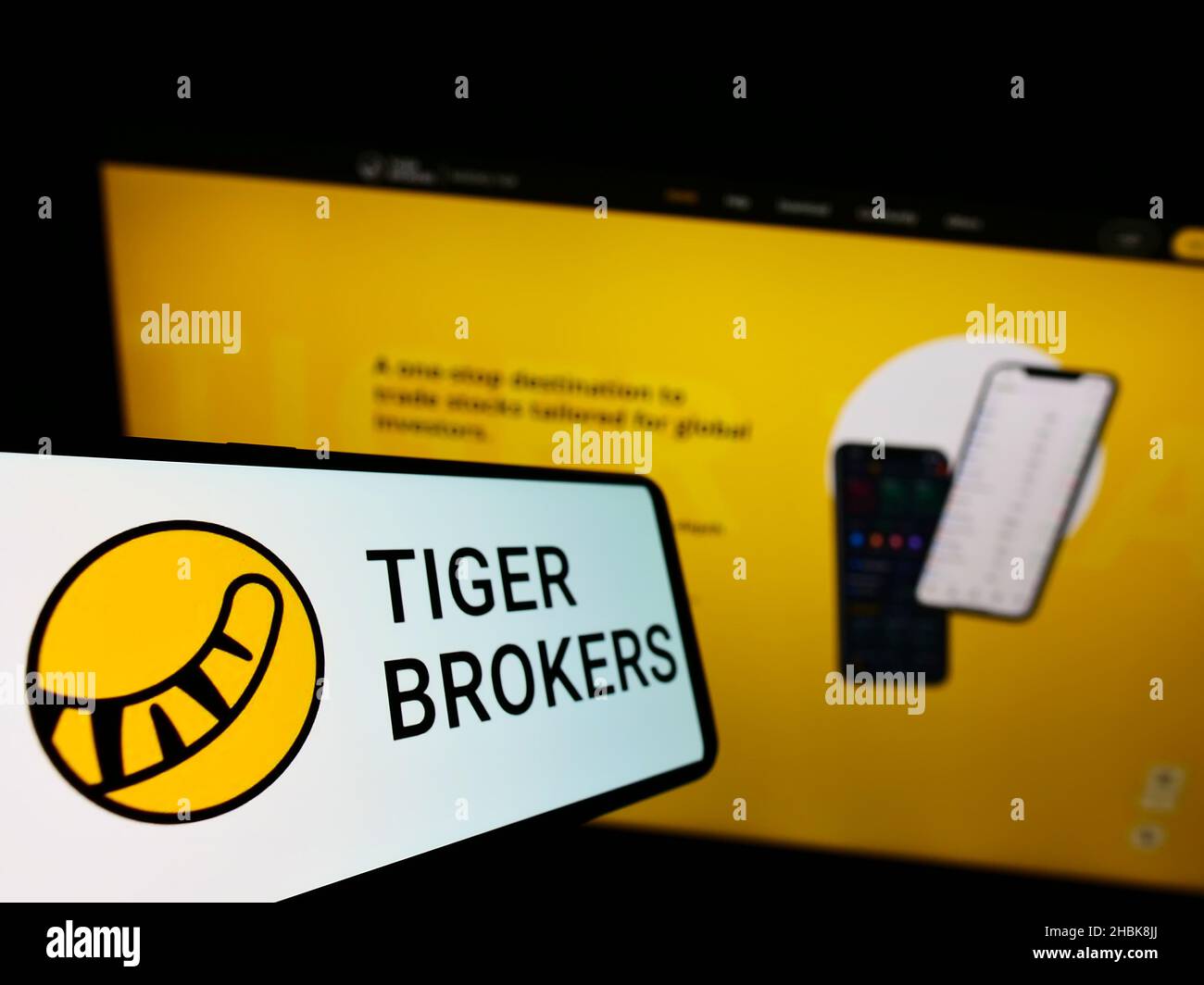 Handy mit Logo der Firma UP Fintech Holding Limited (Tiger Brokers) auf dem Bildschirm vor der Website. Konzentrieren Sie sich auf die Mitte links des Telefondisplays. Stockfoto