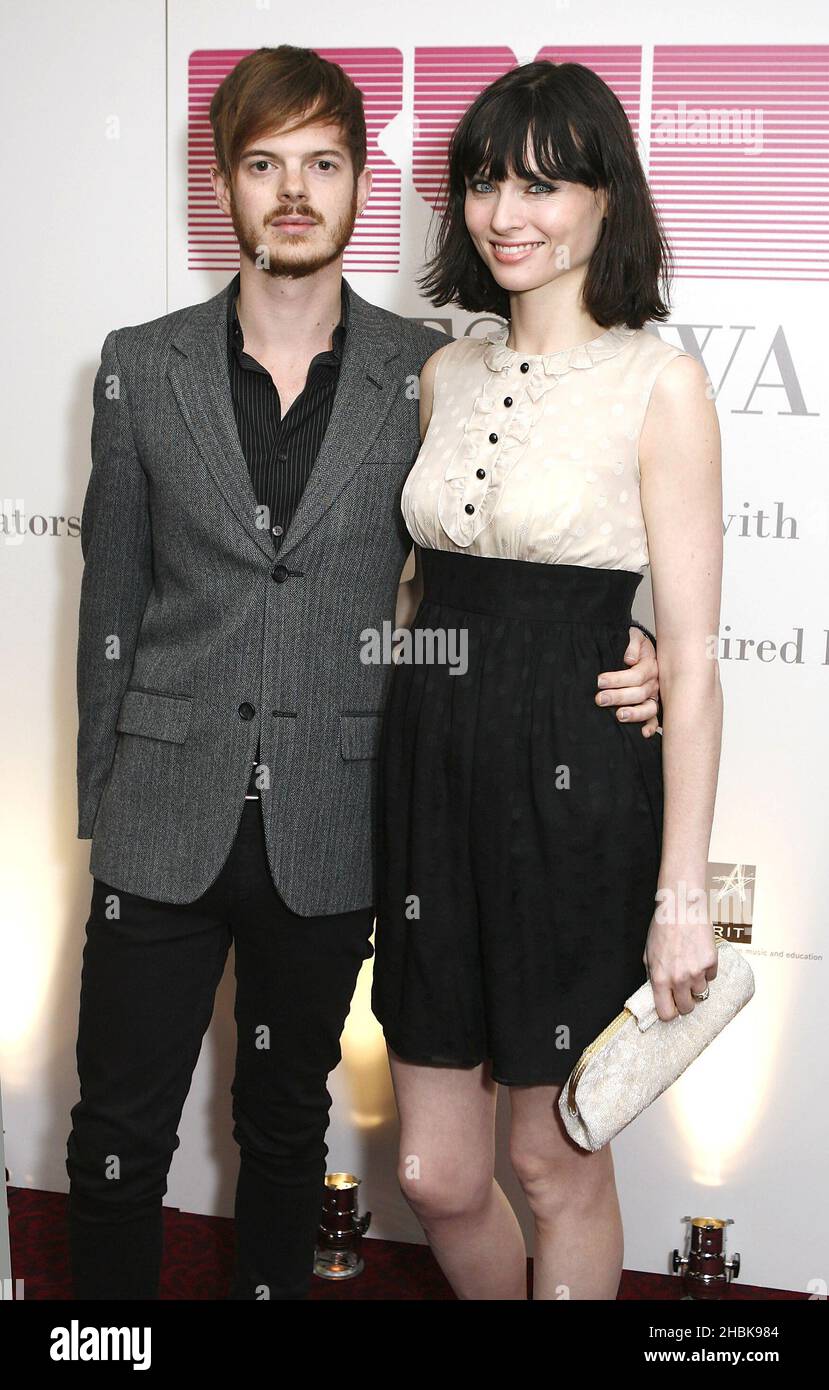 Sophie Ellis Bextor und ihr Ehemann Richard Jones kommen für die MITS (Music Industry Trust) Awards im Grosvenor House Hotel im Zentrum von London an. Stockfoto