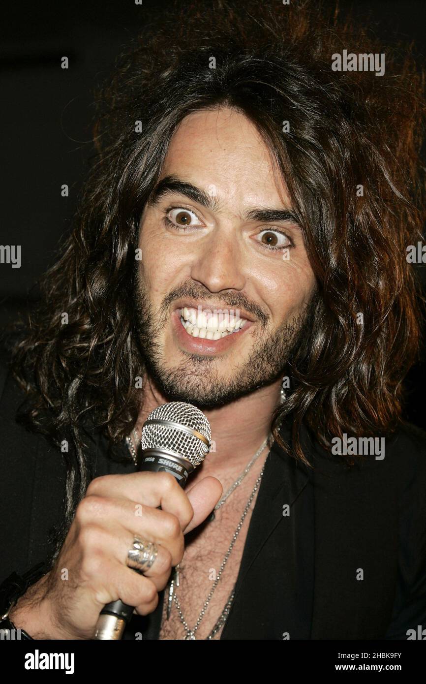 Russell Brand bei Waterstones in Piccadilly, London, wo er einen spontanen Stand-up-Gig gab, nachdem er Kopien seines Buches My Booky Wook signiert hatte. Stockfoto