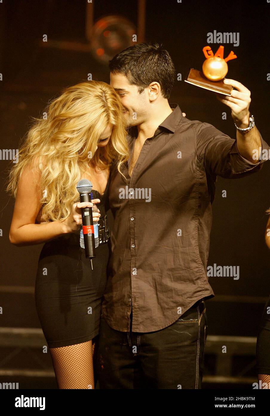 Jesse Metcalfe und Nadine Coyle von Girls sind beim 15th-jährigen Jubiläum im G-A-Y Astoria in London laut auf der Bühne. Stockfoto