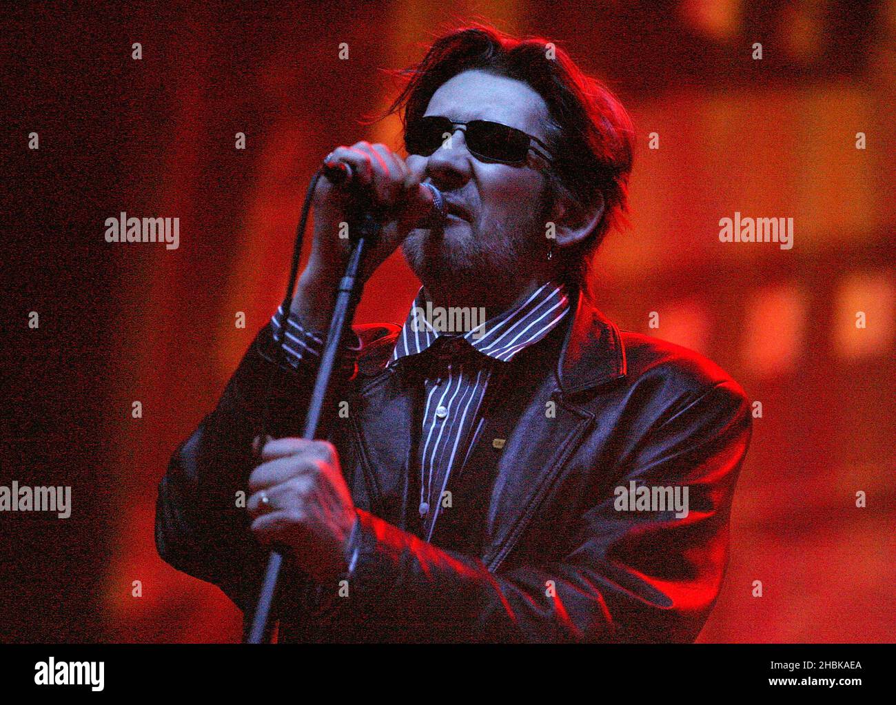 Shane MacGowan von den Pogues tritt auf der Bühne der Carling Academy in Brixton, London, auf. Stockfoto