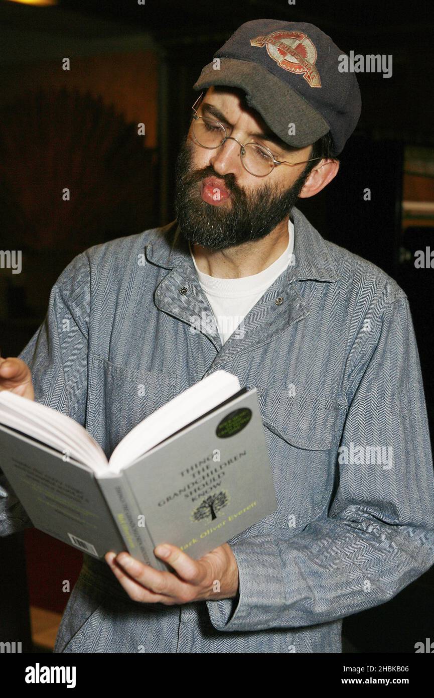 „E“ Mark Everett von The Eels's Signs Kopien seiner Autobiographie „das, was die Enkel wissen sollten“ in der St. Jame's Church, Piccadilly in London. Stockfoto