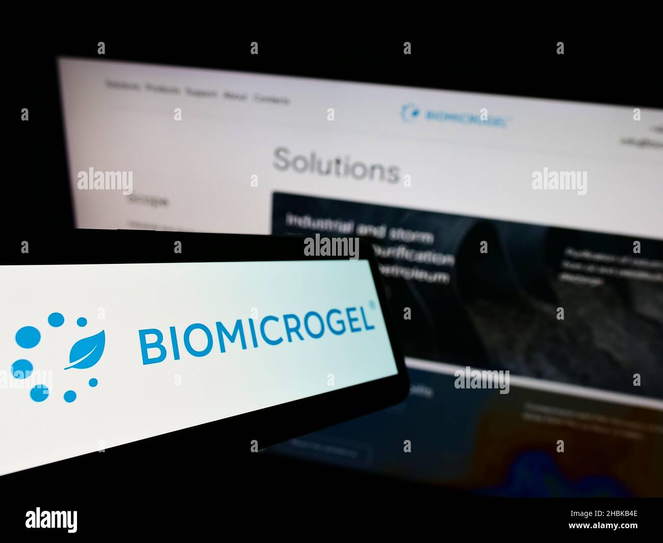 Handy mit Logo der britischen Biomicrogels Group auf dem Bildschirm vor der Business-Website. Konzentrieren Sie sich auf die Mitte links des Telefondisplays. Stockfoto