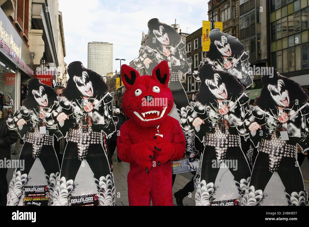 Kiss Card Board Cut-outs und der Download Emblem Hund, Pose in Oxford Street und Carnaby Street in London Förderung des Download Festival im Donington Park 13,14,15 Juni 2008. Kiss wurden als eine der wichtigsten Headling Bands zusammen mit Nachkommen bestätigt Stockfoto