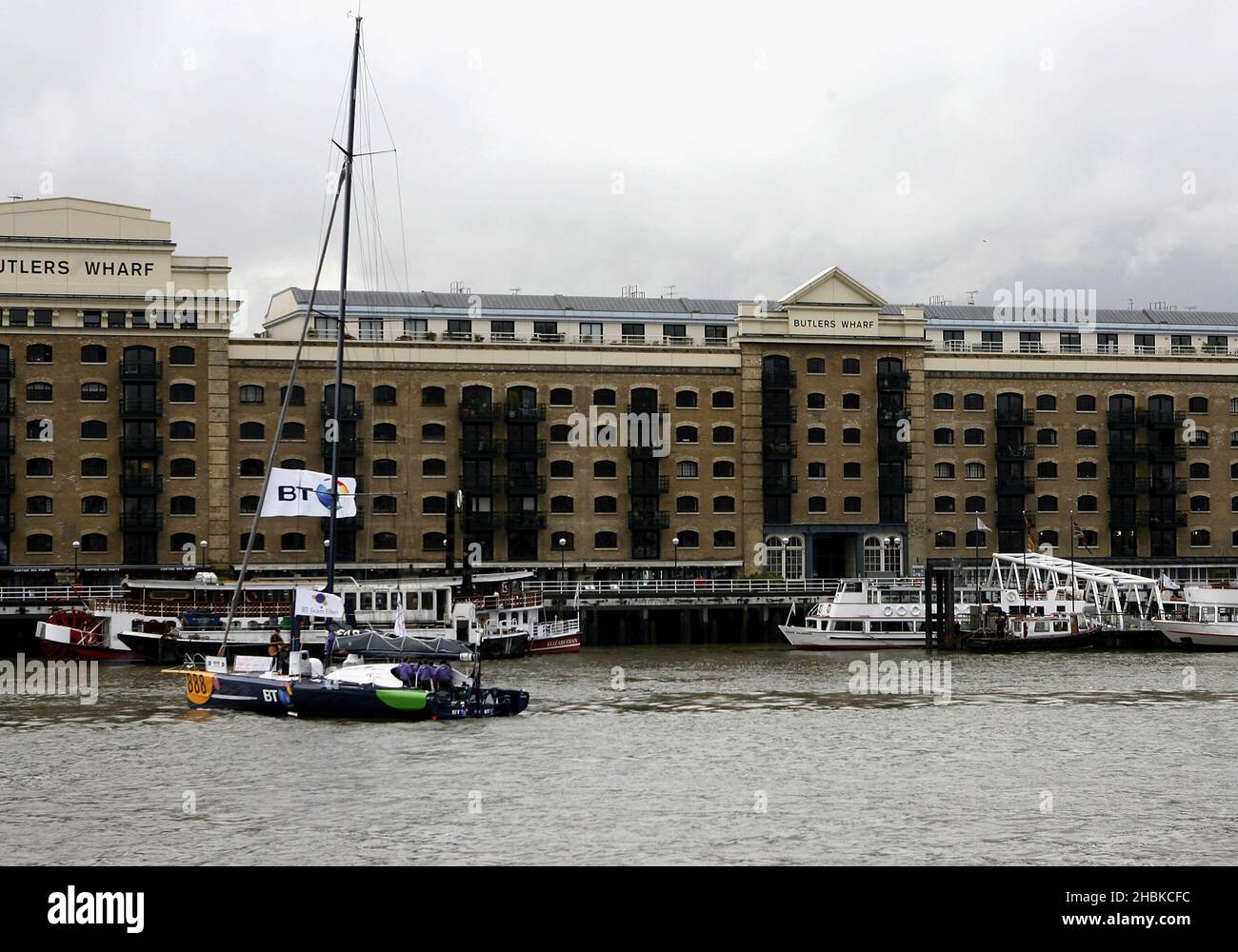 Die Sugababes treten an Bord von Dame Ellen MacArthur's neuer Yacht "BT Open 60" auf, um BT's Sponsoring sowohl der Yacht als auch des Isle of Wight Festivals 2008 auf der Themse im Zentrum von London zu starten. Stockfoto