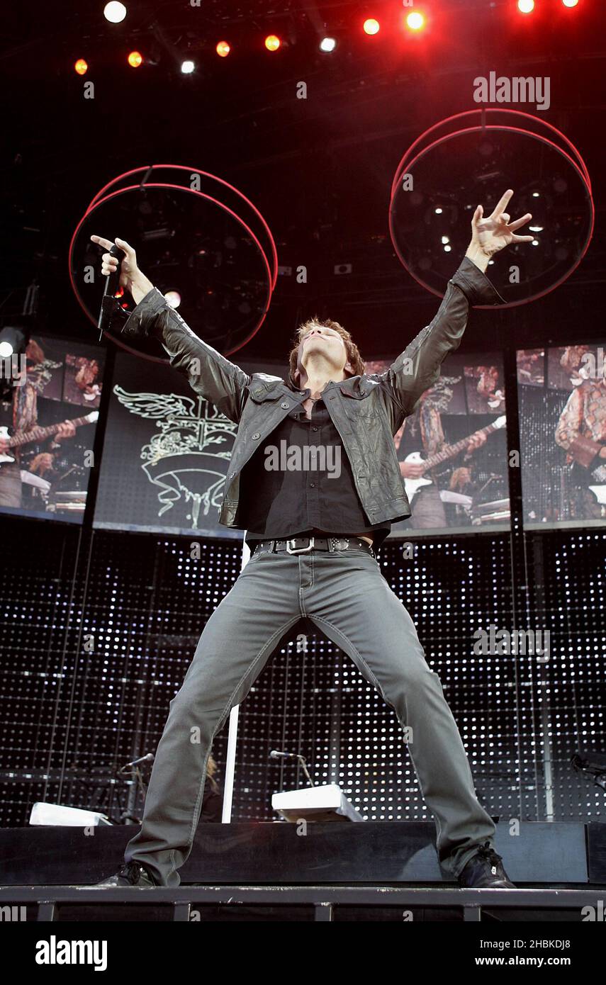 Jon Bon Jovi tritt mit seiner Band Bon Jovi am ersten Tag der European Lost Highways Tour im St Mary's Stadium in Southampton, Hampshire, auf. Stockfoto