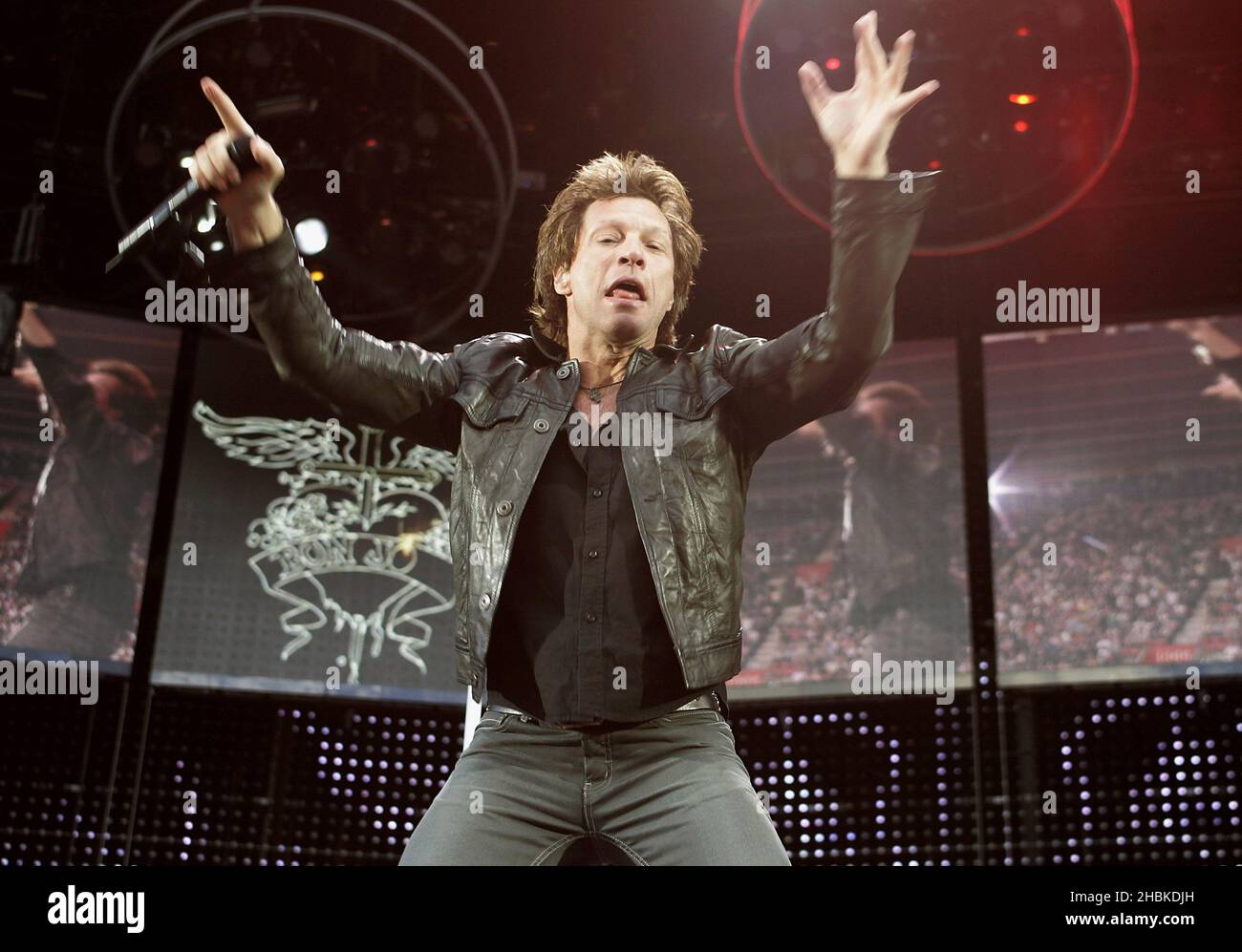 Jon Bon Jovi und seine Band Bon Jovi treten am ersten Tag ihrer European Lost Highways Tour, Southampton, im St. Mary's Stadium in Southampton, Hampshire, auf. Stockfoto
