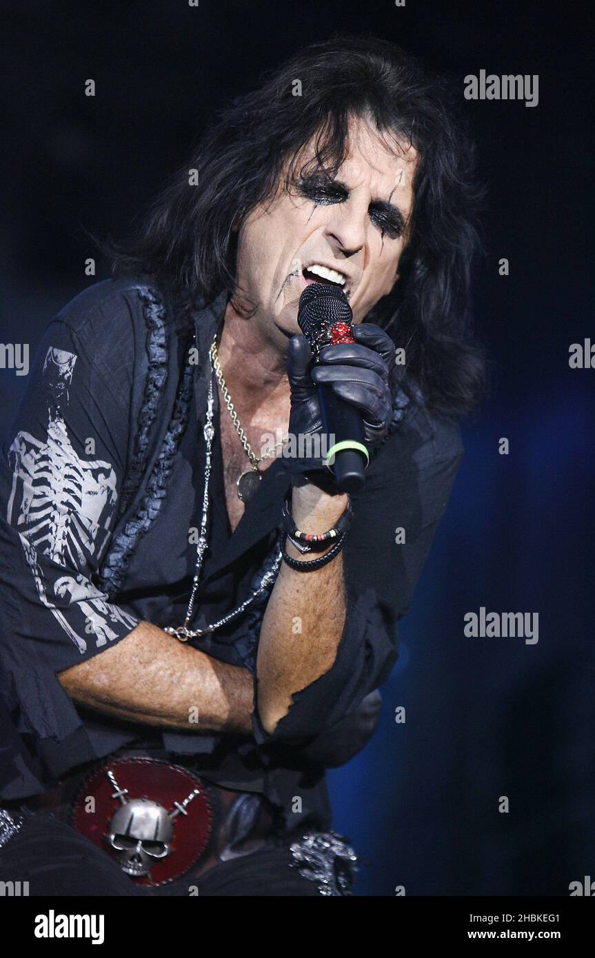 Alice Cooper tritt live auf der London International Motor Show im Excel Center in London auf. Stockfoto