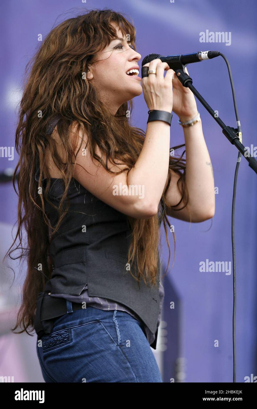 Alanis Morissette tritt beim V Festival, Hylands Park, Chelmsford, Essex auf. Stockfoto