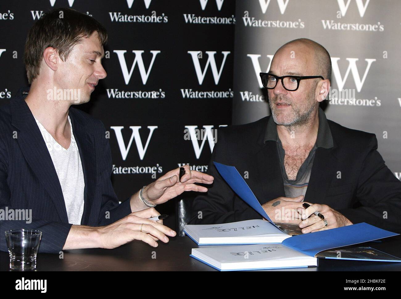 R.E.M. Frontmann Michael Stipe (links) und der offizielle Fotograf von R.E.M, David Belisle, bei einer Buchunterschrift für 'R.E.M. Photographs 2001 - 2007' in der Waterstones Buchhandlung in Piccadilly, Central London. Stockfoto