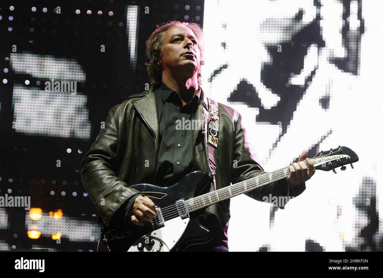 Peter Buck von REM tritt im Twickenham Rugby Stadium, London, auf. Stockfoto