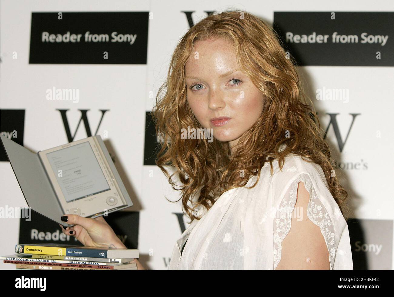 GESPERRT BIS 0001. DONNERSTAG, 4. SEPTEMBER 2008. Lily Cole stellt den neuen Reader von Sony in Waterstone im Zentrum von London vor. Stockfoto