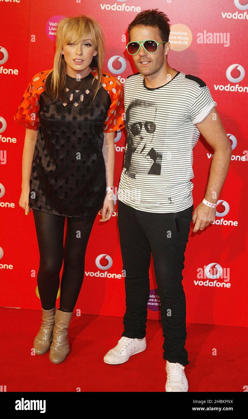 Die Ting Tings kommen bei den Vodafone Live Music Awards an der Brixton Academy, London. Stockfoto
