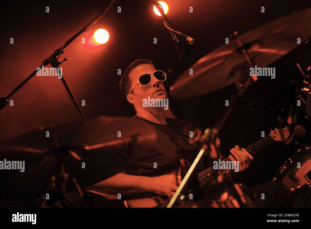 Jules De Martino von Ting Tings tritt im Shepherd's Bush Empire in London auf. Stockfoto